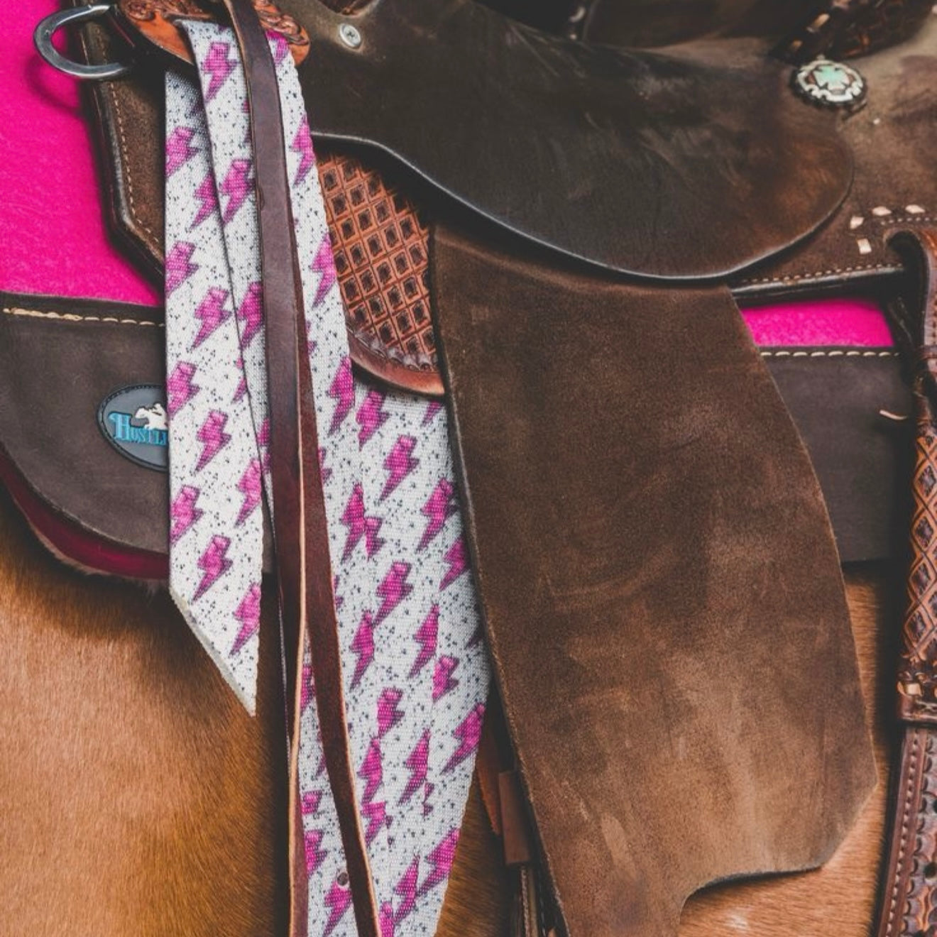 Showman Sangles d'éperons en cuir métallique rose et arc-en
