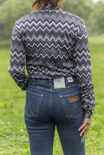 Charger l'image dans la galerie, Cowgirl Tuff | Chemise Pullover | Grayscale Chevron Stretch Jersey