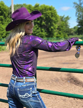Charger l'image dans la galerie, Cowgirl Tuff | Chemise Pullover | Iridescent Swishes Over Black