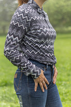 Charger l'image dans la galerie, Cowgirl Tuff | Chemise Pullover | Grayscale Chevron Stretch Jersey
