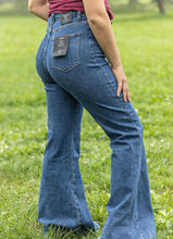 Charger l'image dans la galerie, L&B | Dark Raw Hem Wide Leg Flare