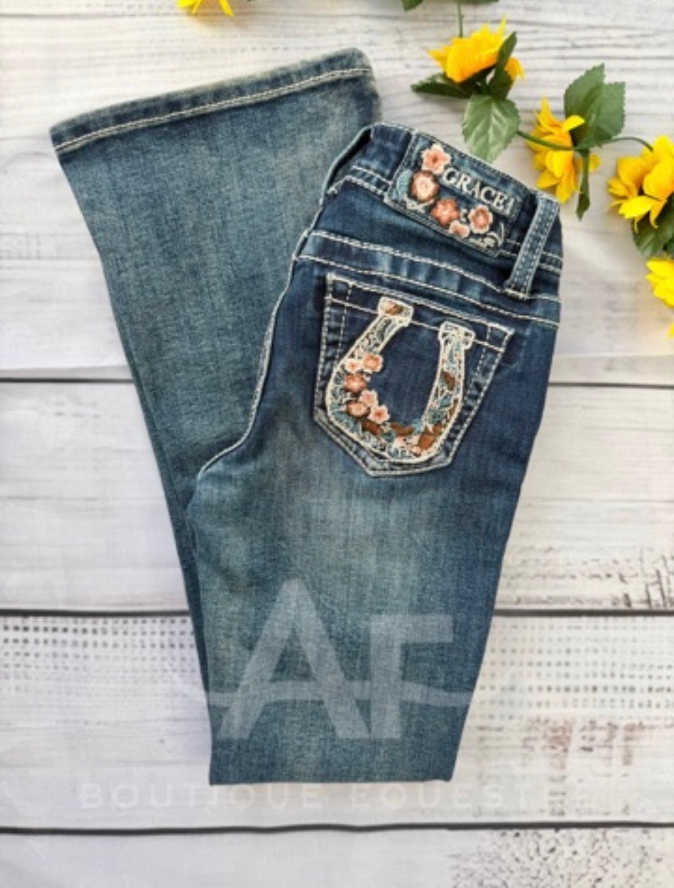 Grace in LA | Flowers Horseshoe | 8