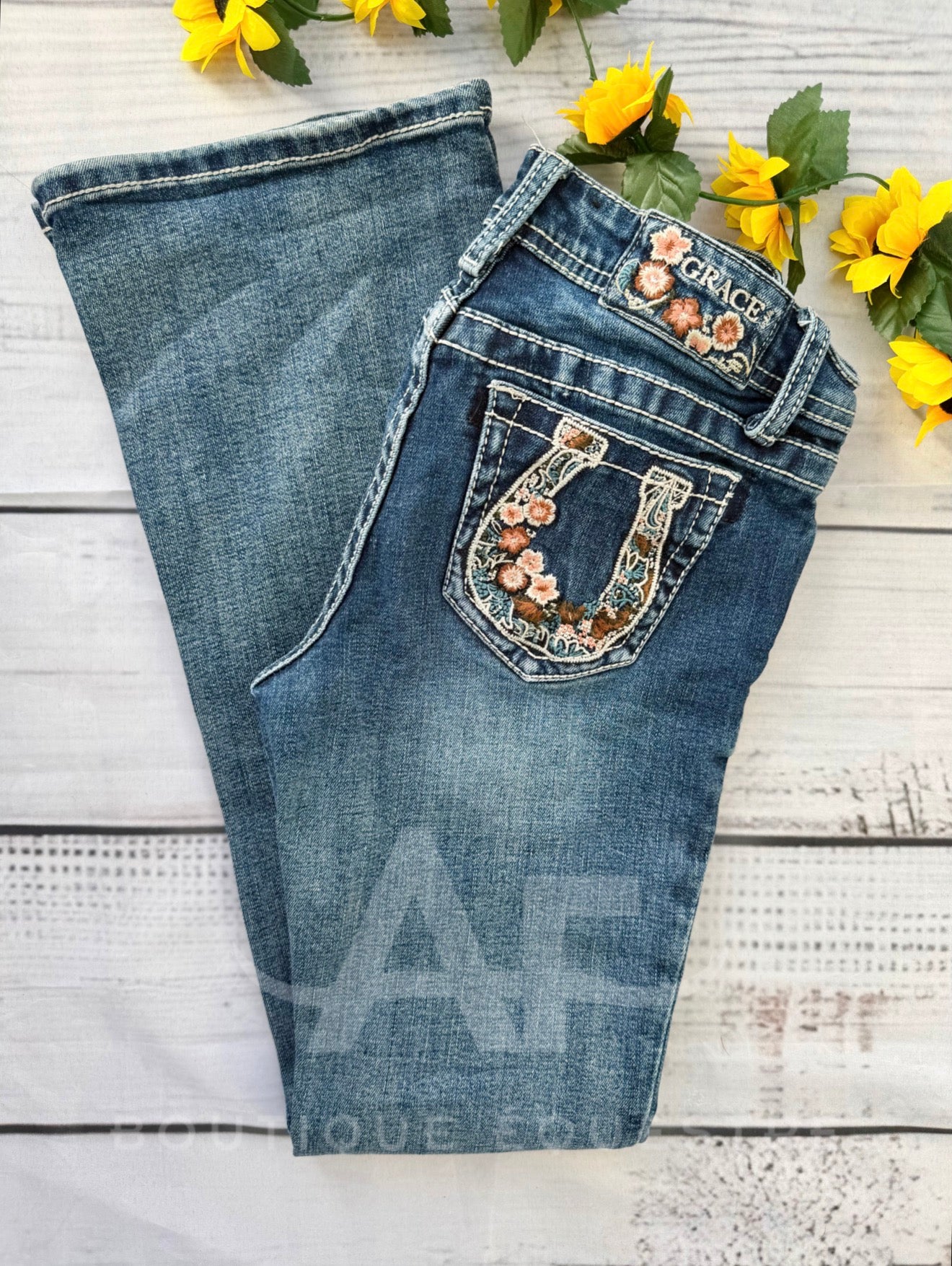 Grace in LA | Flowers Horseshoe | 16
