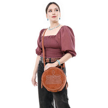 Charger l&#39;image dans la galerie, Sacoche Ronde | Tan Western Boho Suede Canteen
