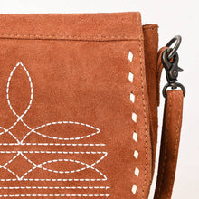 Charger l&#39;image dans la galerie, Sacoche à Bandoulière | Flap Suede Southwestern Stitching
