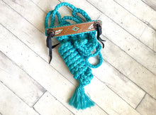 Charger l&#39;image dans la galerie, Licol | Mule Tape Turquoise Plumes Noseband
