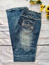 Load the image into the gallery, Cowgirl Tuff | Studded Barbed Wire | 30x35
