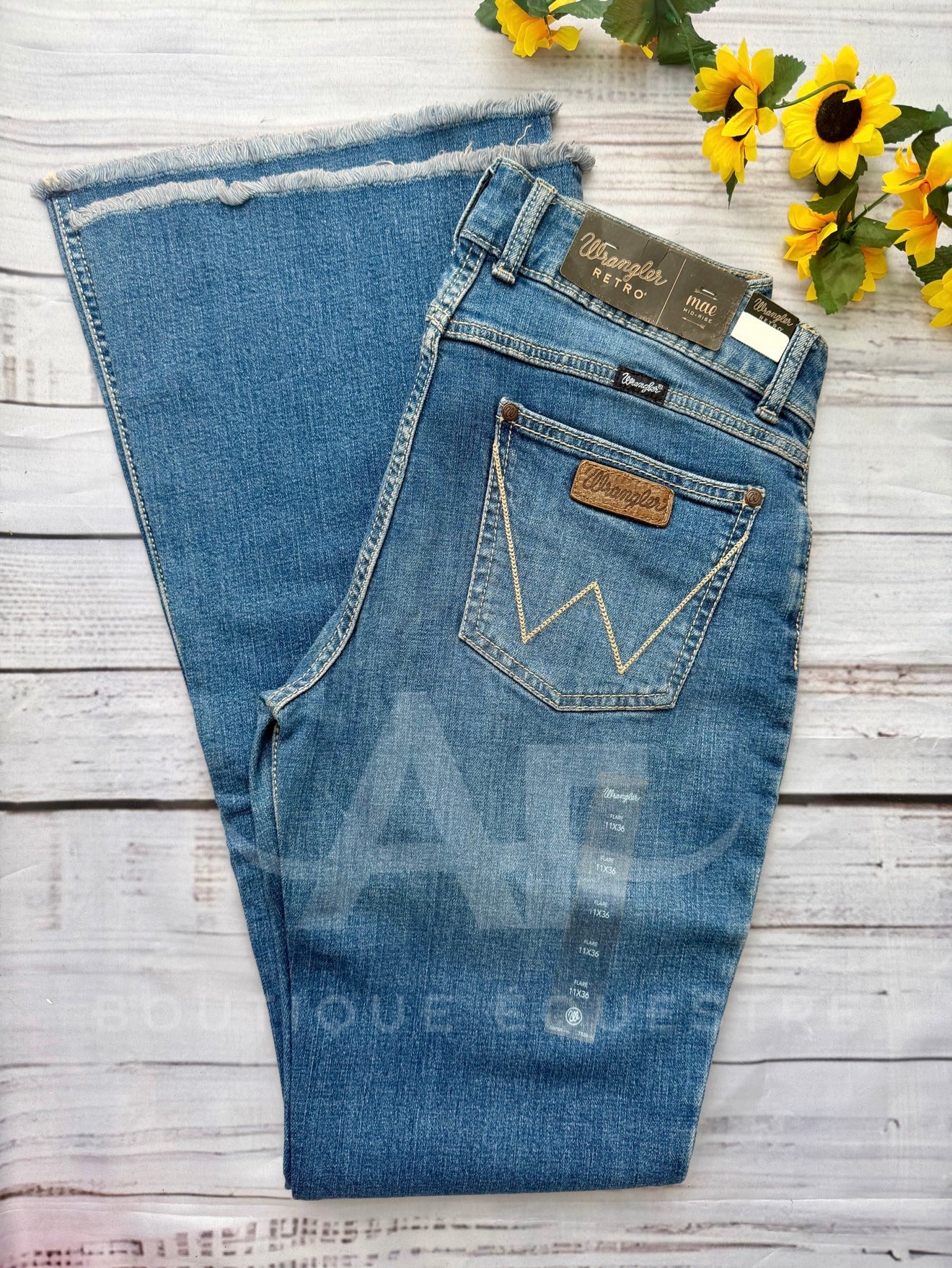 Wrangler | Retro Mae Raw Hem Flare | 11x36