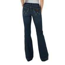 Charger l&#39;image dans la galerie, Wrangler | Mae Trouser (7/8x32 &amp; 7/8x34)
