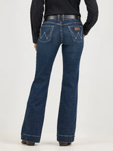 Charger l&#39;image dans la galerie, Wrangler | Mae Trouser (7/8x32 &amp; 7/8x34)
