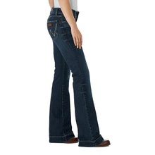 Charger l&#39;image dans la galerie, Wrangler | Mae Trouser (7/8x32 &amp; 7/8x34)
