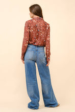 Load the image into the gallery, Blue B | Chemise | Western Print Russet
